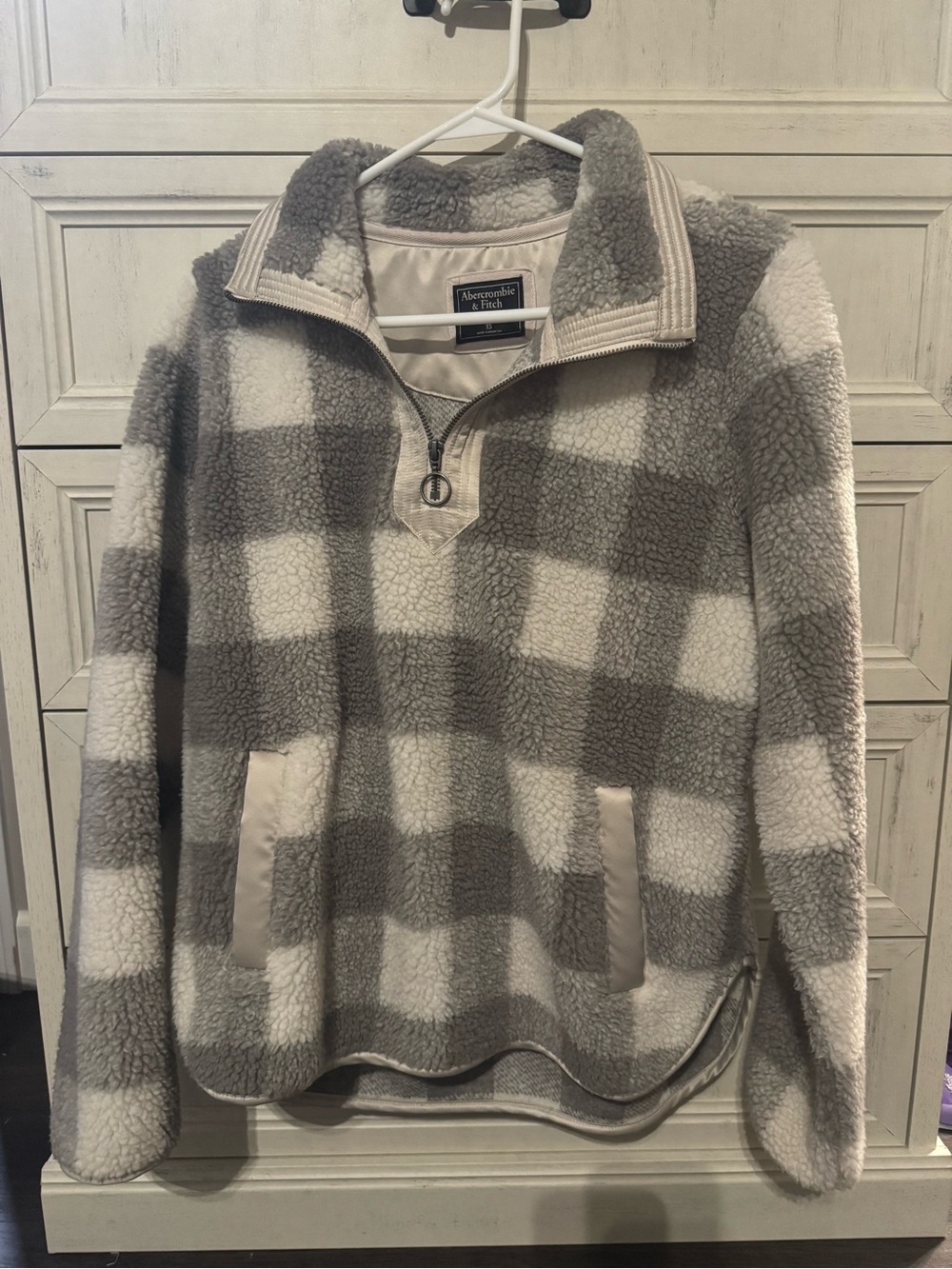 Abercrombie & Fitch Men's Gray and Cream Check Sherpa Quarter-Zip Pullover